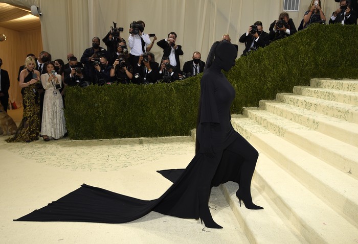 Busana Balenciaga pilihan Kim Kardashian di Met Gala 2021, mungkin menjadi salah satu tampilan paling memorable dari gelaran pesta akbar tersebut. Foto: Evan Agostini/Invision/AP