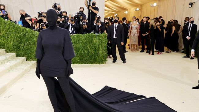 Penampilan tanpa wajah Kim Kardashian tidak hanya menjadi sorotan utama di karpet merah Met Gala 2021, tapi juga bahan lelucon di media sosial.