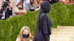 Kim Kardashian Buka Suara soal Kritik Busana di Met Gala