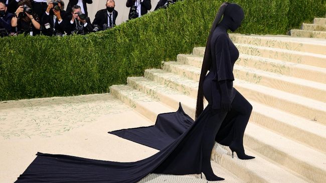 Di Met Gala 2021, Kim Kardashian tampil serba hitam dari ujung kaki ke ujung kepala dan faceless.