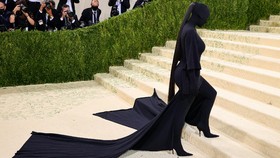 Kim Kardashian Tampil 'Tanpa Wajah' di Met Gala 2021