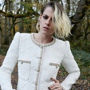 Simak Gaya Kristen Stewart Memakai Baju Tidur dari Chanel Pada Premiere Film 