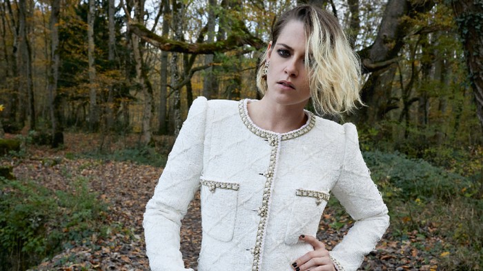 Simak Gaya Kristen Stewart Memakai Baju Tidur dari Chanel Pada Premiere Film 