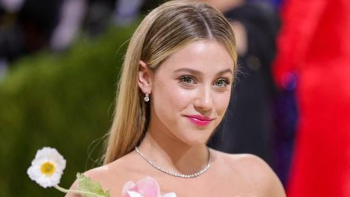 Lili Reinhart Mengaku Merasa Tidak Akan Diundang Met Gala Lagi Pasca Mengkritik Kim Kardashian