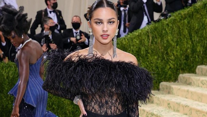Para Selebriti Ini Memilih Mengenakan Busana Serba Hitam di Met Gala 2021! Tetap Stylish dan Elegan, Siapa Saja?