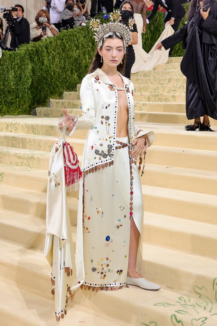 Eklektik namu glamor hadir dari nuansa tampilan Lorde yang memakai gaun karya label Bode. Foto: Getty Images