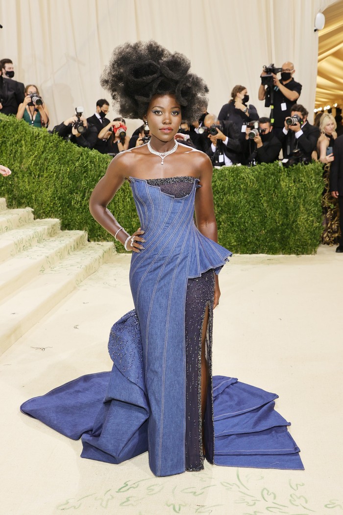 Aktris Lupita Nyong'O berani bereksplorasi dengan memakai gaun berbahan denim rancangan Versace. Foto: Getty Images