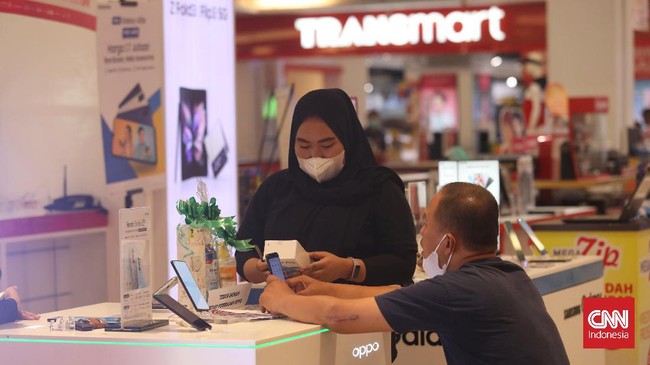 Transmart bekerjasama dengan Grab dan Bukalapak untuk mengakomodasi layanan belanja online.