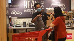 FOTO: Saat Masuk Supermarket Wajib Pakai PeduliLindungi