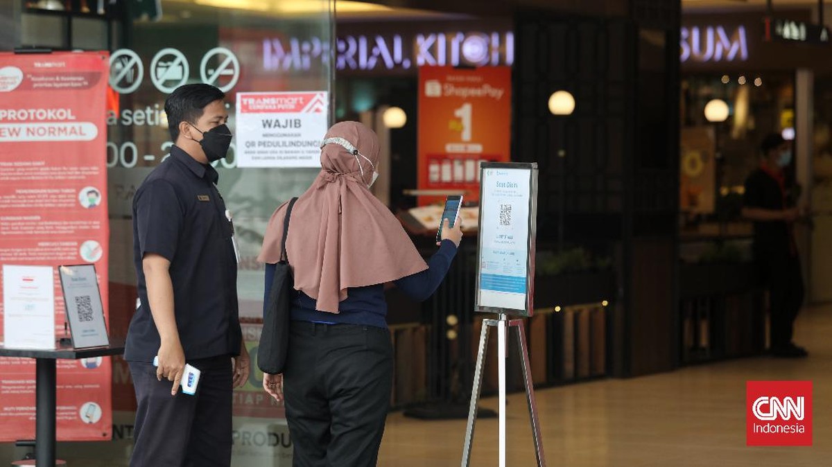 FOTO: Saat Masuk Supermarket Wajib Pakai PeduliLindungi