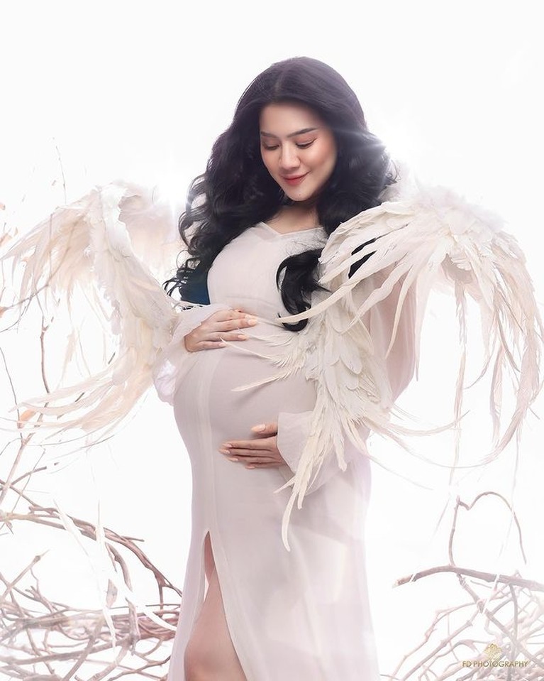 Maternity Shoot Felicya Angelista Pakai Kostum Bak Bidadari Jadi Sorotan Felicya Angelista baru saja melakukan pemotretan kehamilannya. Kostum nya bak bidadari pun jadi sorotan. Yuk intip!