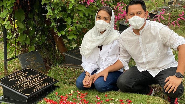 Melanie Ziarah ke Makam Puteri