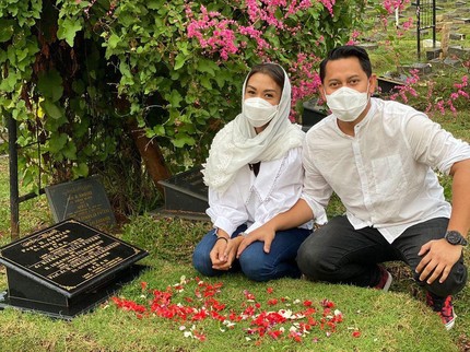 Kunjungi Makam Istri Calon Suami, Melanie Putria Minta Izin Jaga Sang Anak
