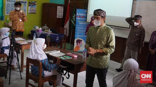 Berbeda dengan pernyataan Presiden, Mendikbudristek Nadiem Makarim menyebut vaksinasi bukan syarat wajib PTM terbatas untuk daerah PPKM level 1-3.