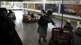 FOTO: Ceria Tentara Taliban Pelesiran di Taman Hiburan Kabul