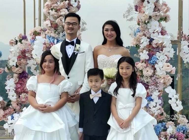 Momen Pernikahan Mewah Theresa Wienathan Asisten Nia Ramadhani Theresa Wienathan asisten Nia Ramadhani menikah dengan sang kekasih, Calvin pada Minggu (19/9). Yuk intip pernikahan mewahnya!