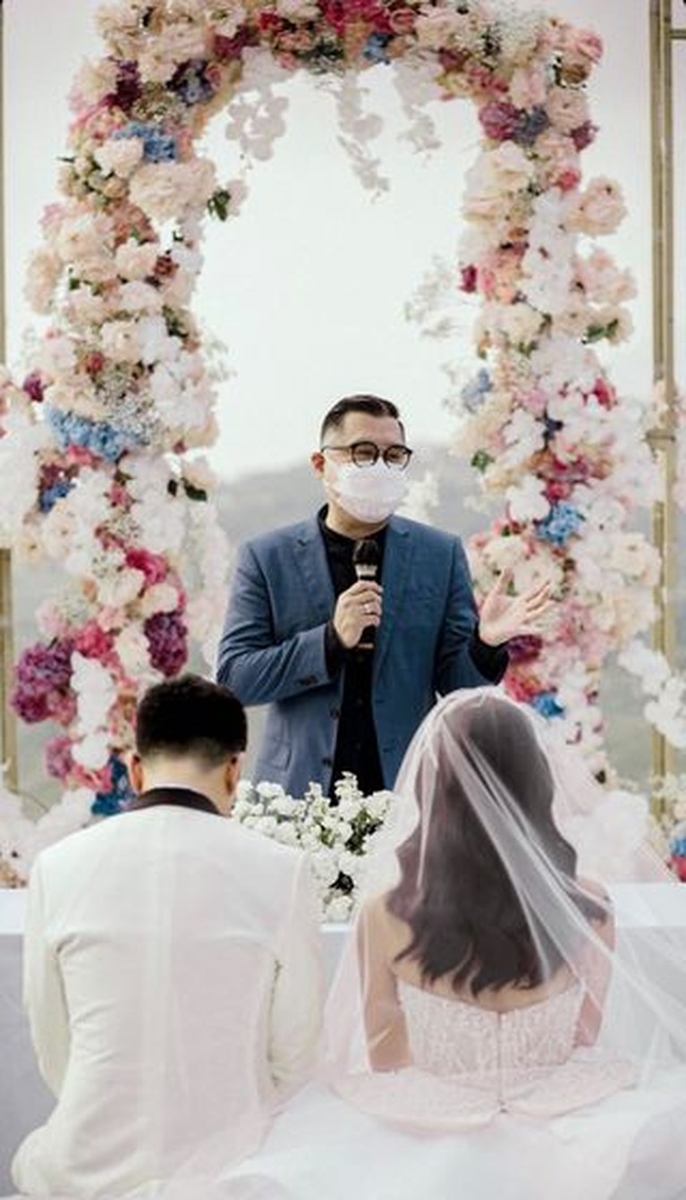 Momen Pernikahan Mewah Theresa Wienathan Asisten Nia Ramadhani Theresa Wienathan asisten Nia Ramadhani menikah dengan sang kekasih, Calvin pada Minggu (19/9). Yuk intip pernikahan mewahnya!