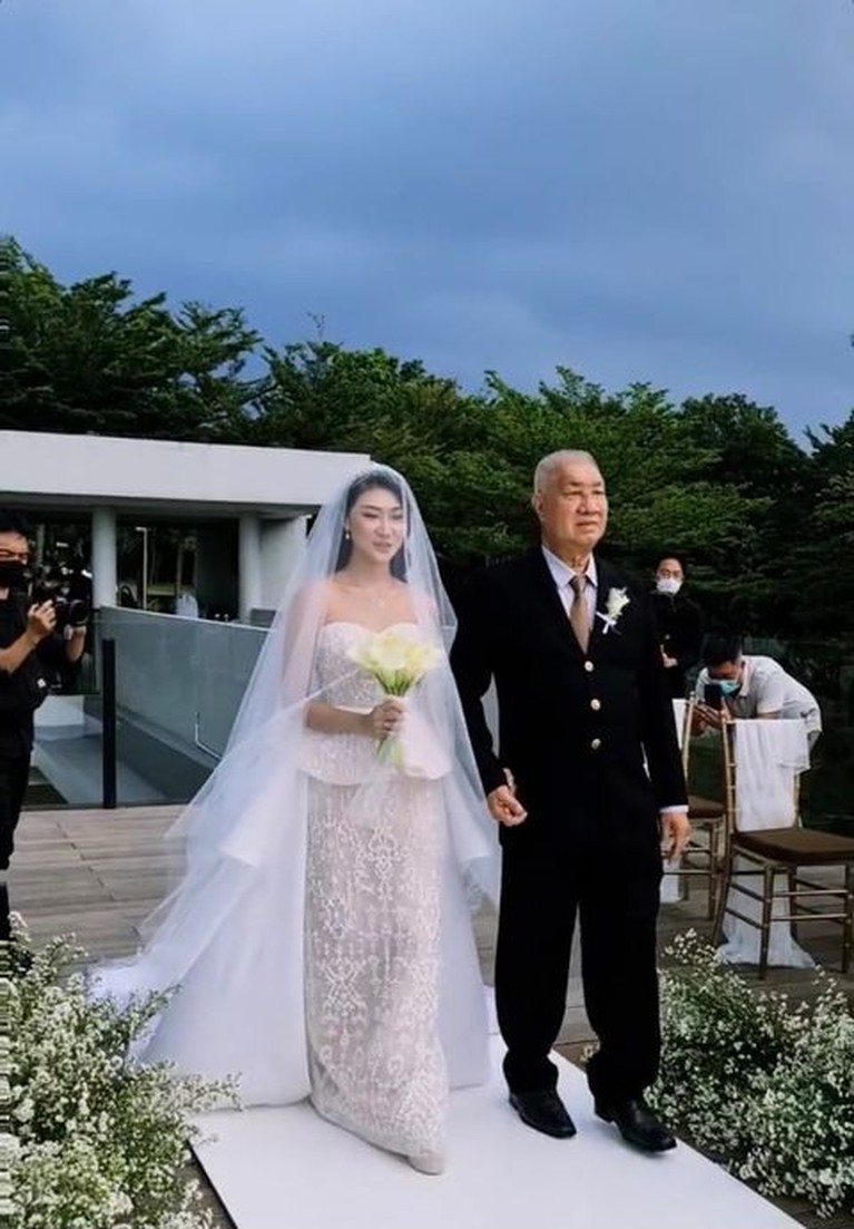 Momen Pernikahan Mewah Theresa Wienathan Asisten Nia Ramadhani Theresa Wienathan asisten Nia Ramadhani menikah dengan sang kekasih, Calvin pada Minggu (19/9). Yuk intip pernikahan mewahnya!
