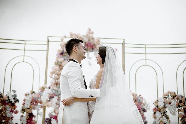 Momen Pernikahan Mewah Theresa Wienathan Asisten Nia Ramadhani Theresa Wienathan asisten Nia Ramadhani menikah dengan sang kekasih, Calvin pada Minggu (19/9). Yuk intip pernikahan mewahnya!