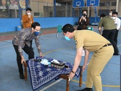 Bantu Nadiem Geser Meja di SMAN 4 Solo, Gibran : Biar Lebih Dekat dengan Guru