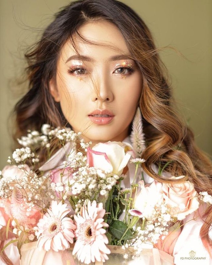 Makeup juga jadi hal yang disukai Natasha Wilona, bahkan ia memiliki brand makeup sendiri, yakni Marshwillow. Brand makeup Marshwillow punya harga yang terjangkau dan kualitas yang bagus. Produk-produknya pun lengkap dan cocok untuk remaja yang baru belajar memakai makeup. (Foto: instagram.com/natashawilona12)