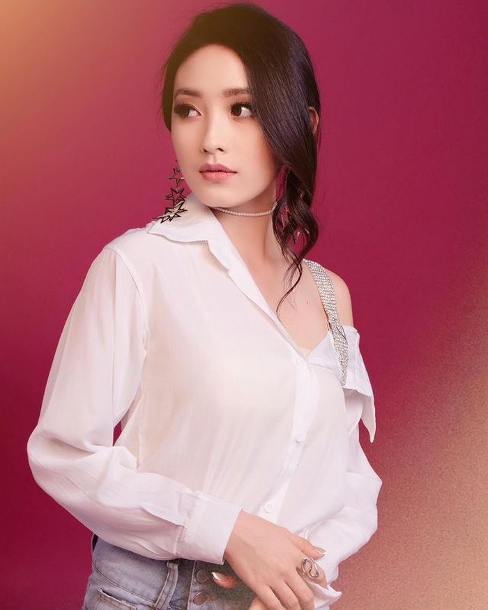 Nama Natasha Wilona dikenal sebagai artis muda yang membintangi beragam judul sinetron. Dalam peran-perannya, Natasha Wilona tampil sebagai perempuan yang kalem dan baik hati. (Foto: instagram.com/natashawilona12)