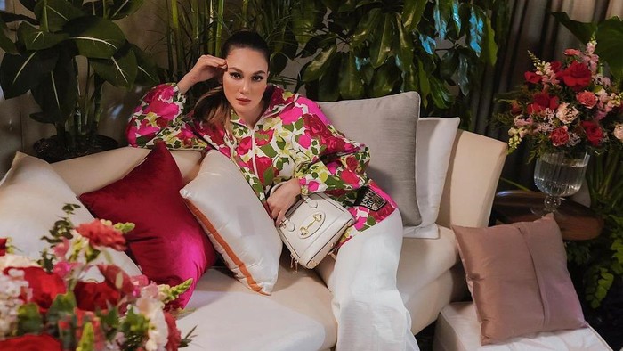 5 Gaya Berbusana Luna Maya yang Paling Mewah! Ada yang Sampai Rp120 Jutaan! 5 Gaya Berbusana Luna Maya yang Paling Mewah! Ada yang Sampai Rp120 Jutaan!