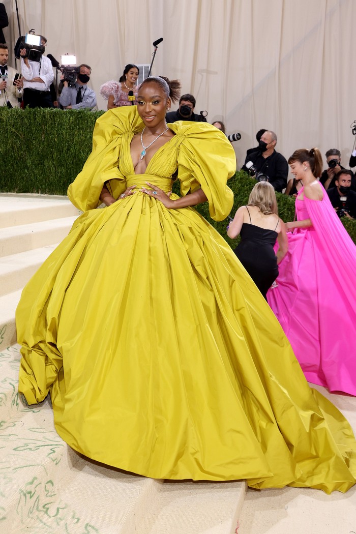 Penyanyi Normai memilih gaun klasik dalam siluet dramatis dari koleksi Valentino haute couture. Foto: Getty Images