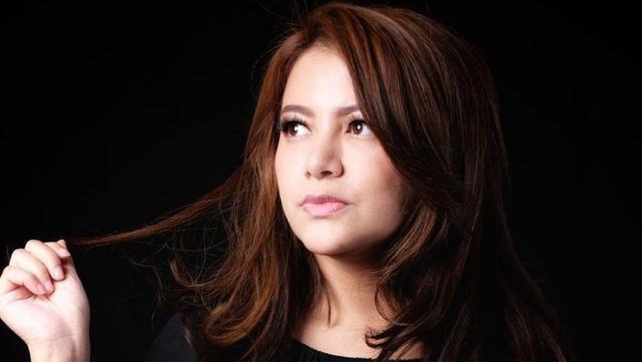 Wina Natalia istri Anji berhasil diet menurunkan berat badannya sebanyak 13kg. Yuk intip penampilan terbarunya!