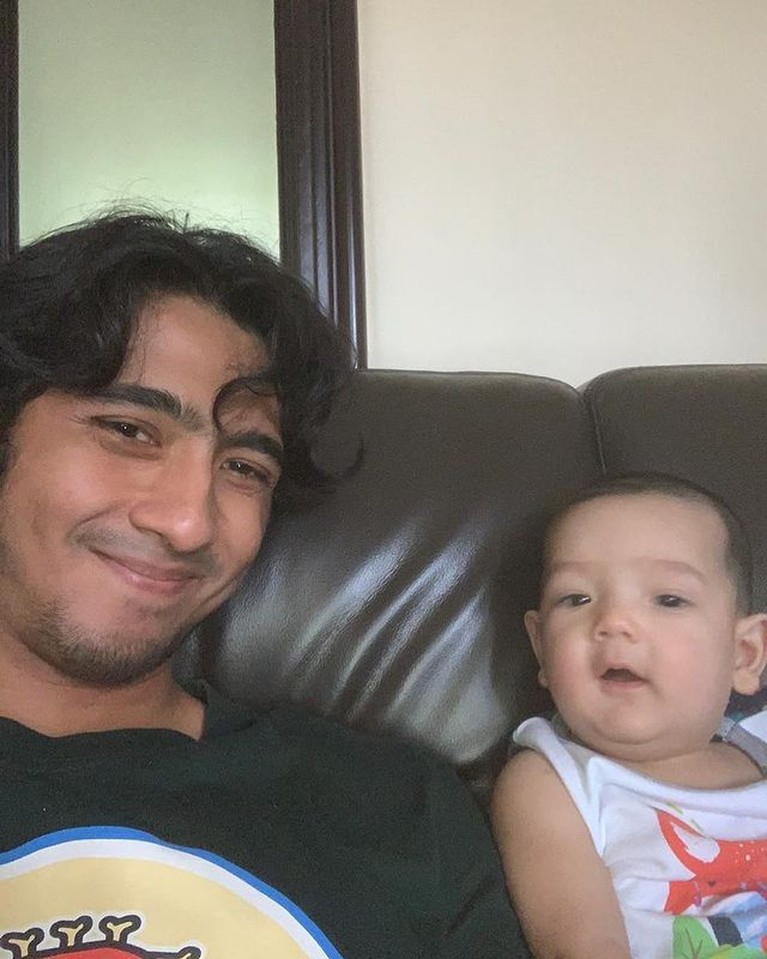 Pesona Tampan Arya Saloka Saat Momong Ibrahim Sang Putra Ketampanan Arya Saloka semakin bertambah saat momong putranya Ibrahim. Yuk intip pesonanya saat momong Ibrahim!