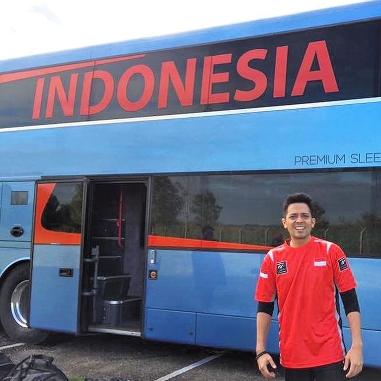 Potret Catra Felder Pembalap Tampan Putra Minati Atmanegara yang Beda Agama Putra Minati Atmanegara, Catra Felder menjadi sorotan karena berbeda agama dengan sang ibunda. Yuk kita intip potretnya!