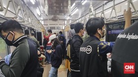 KRL Jabodetabek Kembali Ramai, Ada Penumpang Lepas Masker
