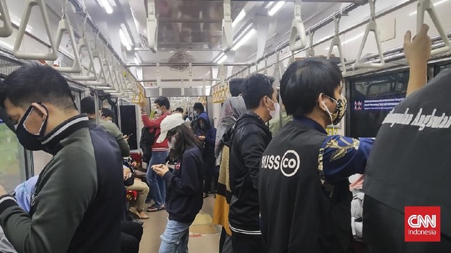 PT KCI masih menerapkan pembatasan bagi penumpang KRL Jabodetabek di masa PPKM Level 3, namun masih ada sejumlah penumpang nekat langgar prokes.