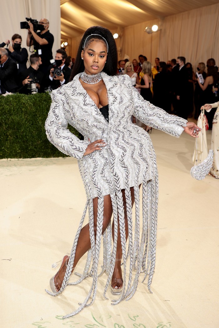 Model Precious Lee tampil glamor dalam padana blazer dan fringes skirt berhiaskan kristal dari label Area. Foto: Getty Images