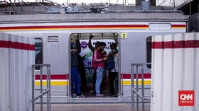 3 Jurus KAI Commuter Urai Kepadatan Penumpang di Stasiun Manggarai