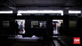 Truk Terperosok di Stasiun Sudimara, Perjalanan KRL Sempat Terganggu