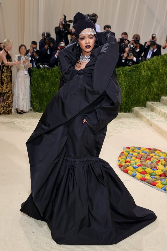 Rihanna memakai gaun dari Balenciaga haute couture 2021. Ia mengenakannya bersama headpiece karya Stephen Jones. Foto: Getty Images