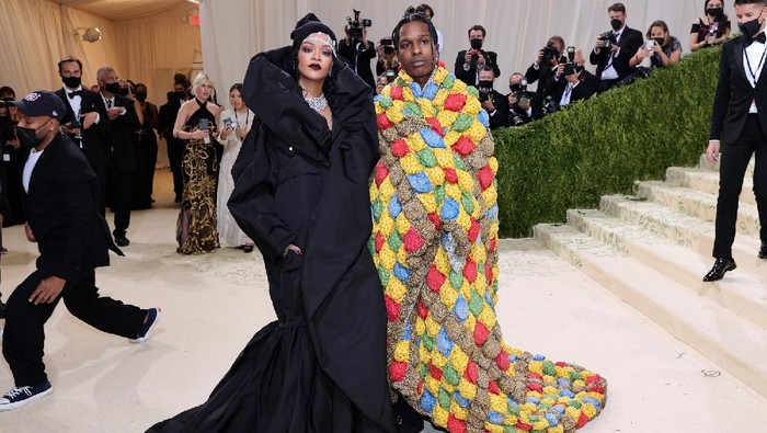 5 Pasangan Selebriti Paling Stylish yang Hadir di Met Gala 2021! Siapa yang Jadi Couple Goals Favoritmu?