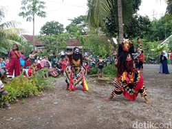 Pelaku Seni Jaranan di Banyuwangi Ngamen Karena Tak Ada yang Tanggap