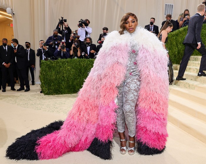 Petenis Serena Williams memberi sentuhan quirky pada gaya glamornya. Ia memakai busana karya Gucci. Foto: Getty Images
