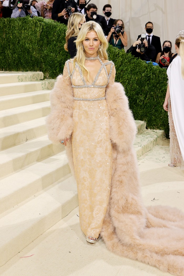 Sienna Miller memilih gaun bernuansa blush dalam material lace yang romantis. Foto: Getty Images