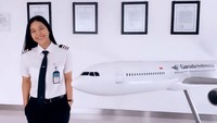 <p>Pilot cantik dan muda yang satu ini memiliki nama lengkap Tania Artawidjaya, Bunda. Ia merupakan salah satu pilot yang bekerja di maskapai penerbangan Garuda Indonesia. (Foto: Instagram @taniawidjaya)</p>