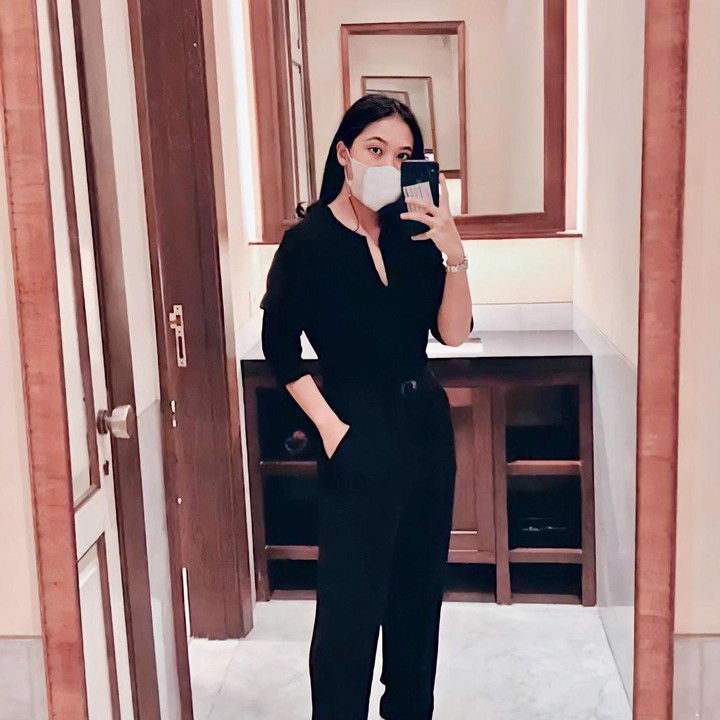 <p>Di usianya yang masih 27 tahun, pilot cantik ini bisa menjadi panutan anak muda. Karena selain menjadi pilot, ternyata ia juga seorang CEO sebuah perusahaan miliknya sendiri, lho. (Foto: Instagram @taniawidjaya)</p>