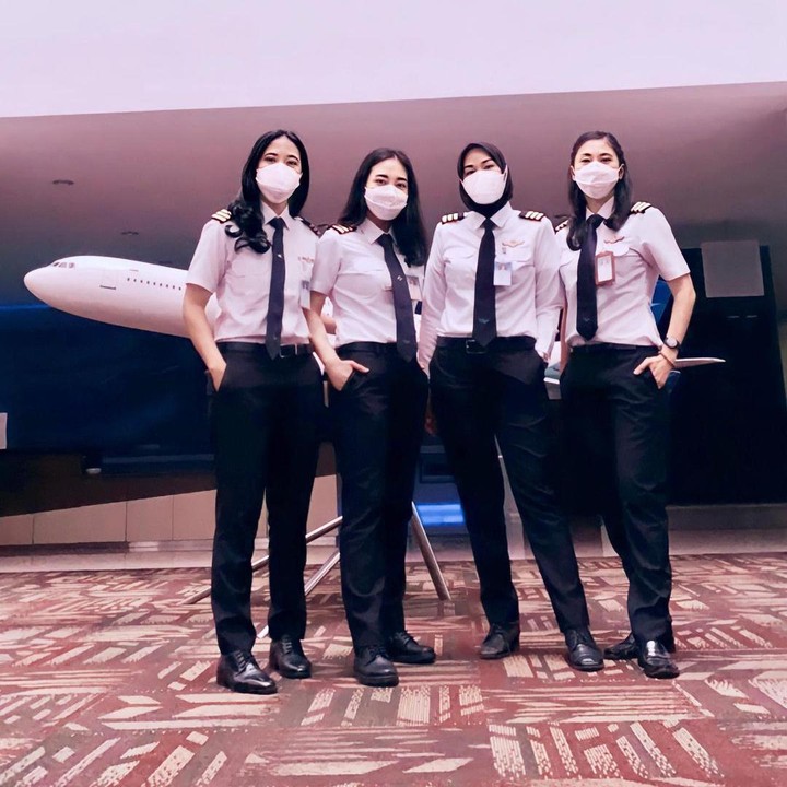 <p>Salah satu unggahan Tania Widjaya di akun Instagram-nya. Ia berfoto dengan rekan pilot wanita lain. Wah, keren banget ya? (Foto: Instagram @taniawidjaya)</p>