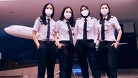 <p>Berikut potret Tania bersama rekan pilot wanita lain, tampak keren ya, Bunda? (Foto: Instagram @taniawidjaya)</p>