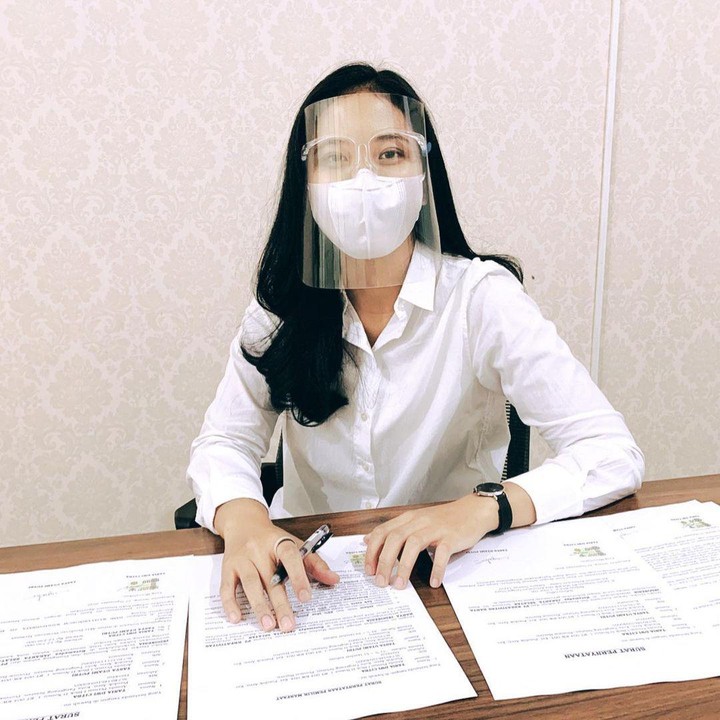 <p>Tania Widjaya menjadi salah satu contoh wanita inspiratif juga nih, Bunda. Selain sebagai pilot, ternyata ia juga seorang CEO sebuah perusahaan miliknya sendiri, lho. "<em>Officially CEO of my very own company, PT Kreativitas Karya Indonesia. Alhamdulillah,</em>" tulisnya, dikutip dari akun Instagram @taniawidjaya. (Foto: Instagram @taniawidjaya)</p>