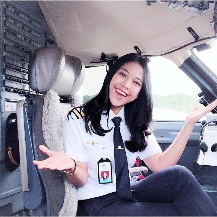 <p>Tak hanya itu, pilot cantik ini juga menjadi panutan anak muda. Di samping profesinya seorang pilot, ternyata Tania Widjaya juga seorang CEO sebuah perusahaan miliknya sendiri, lho. (Foto: Instagram @taniawidjaya)</p>