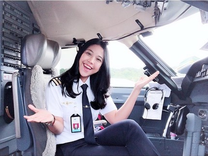 7 Potret Tania Widjaya, Pilot Cantik Garuda yang Punya Perusahaan Sendiri