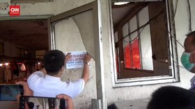 VIDEO: Petugas Pasang Stiker Larangan Jual Daging Anjing