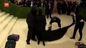 VIDEO: Penampilan Kim Kardashian Bikin Heboh Met Gala 2021